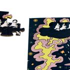 Keine Texte. Darstellung einer Illustration mit fliegenden Figuren und bunten Wolken; einige Puzzlestücke liegen daneben.