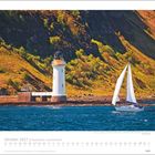 "Oktober 2027 | Faszination Leuchttürme" am unteren Rand. Im Vordergrund ein weißer Leuchtturm und ein Segelboot am Wasser.