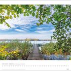 "Oktober 2027 | Schleswig-Holstein" steht unter einem Bild von einem Holzsteg am See, umrahmt von grünen Blättern und Schilf.