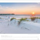Oktober 2027. Ein Strand mit Dünen, Gras und einem Strandkorb bei Sonnenuntergang. Kalenderansicht darunter.