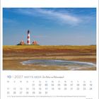 10 2027 WATT'N MEER Die Natur im Nationalpark  
Ein Leuchtturm auf einer Wiese unter blauem Himmel, Kalendarium unten.
