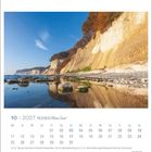 2027 Rügen Meine Insel. Oktoberkalender mit Boddenküste, blauem Himmel, weißen Klippen, spiegelndem Meer und Steinen.