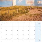 Kalender Oktober 2027. Text: "SYLT... wie ich es liebe!". Foto: Leuchtturm auf einer Dünenlandschaft bei Sonnenuntergang.