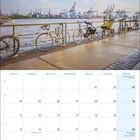 Kalender: Oktober 2027. Feiertage: 3. Tag der Deutschen Einheit, 31. Reformationstag. Fahrräder am Wasser, Hafenkräne.