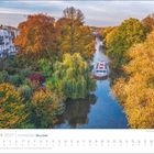 Oktober 2027, Hamburg Meine Stadt. Ein Kanal mit einem Boot, umgeben von herbstlich gefärbten Bäumen und eleganten Häusern.
