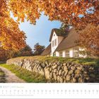"Oktober 2027 | Sylt Meine Insel." Kalenderblatt. Reetgedecktes Haus unter leuchtenden Herbstblättern, steinige Mauer.