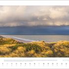Kalendertext „OKTOBER | OCTOBER | 2027“. Landschaftsfoto: Dünen, Meer, bewölkter Himmel.