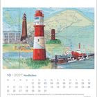 10 | 2027 Nordlichter. Kalenderblatt mit Leuchttürmen, einem Strand mit Strandkörben und einer Landkarte im Hintergrund.