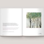 Text über Kunstwerkinterpretation auf der linken Seite, rechts Malerei mit Bäumen, dominierende grüne und beige Farben.