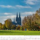 "Köln - Blick vom Rheinpark in Deutz zur Hohen Domkirche St. Petrus." Herbstlandschaft mit Dom im Hintergrund, vorne ein grüner Park.