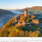 "Oktober 2027", "Die Pfalz - Burg Lichtenberg bei Thallichtenberg". Herbstliche Landschaft mit Burg auf einem Hügel.