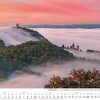 Siebengebirge - Blick vom Petersberg auf Schloss Drachenburg mit Nebelmeer. Kalender Oktober 2027. Nebel über Hügeln.