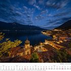 Kalender für Oktober 2027. Abendliche Ansicht auf eine Küstenstadt am Gardasee unter einem bewölkten Himmel.
