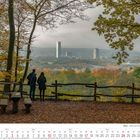 Oktober 2027. Zwei Personen stehen vor einem Holzzaun, mit Blick auf eine herbstliche Stadtlandschaft.