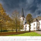 Wermelskirchen, Oktober 2027 Kalender. Evangelische Kirche, Herbstbäume, stürmischer Himmel.