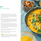 „Kürbissuppe mit Kichererbsen, Cashewkernen und Koriandergrün“. Rezeptanleitung und Zutatenliste. Rechts gelbe Suppe.
