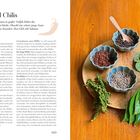 **Pfeffer und Chilis**

Pfefferkörner und Chilisorten bilden das 
Feuer der Thai-Küche. Besonders Thai-Chili.

Links Text über Pfeffersorten in Thailand. 
Rechts runde Holzplatte mit Pfeffer und Blättern.