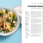 Grünkohl-Quinoa-Salat mit gerösteten Petersilienwurzeln und Feta. Links: Schale mit Salat. Rechts: Rezeptdetails auf hellem Hintergrund.