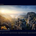 Text: "10 Oktober." "Der Nationalpark Sächsische Schweiz birgt..." Darunter: Kalender mit Tagen des Monats Oktober. Landschaft mit Felsen.