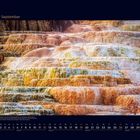 09 September. Terrassen aus Kalkstein mit fließendem Wasser. Darunter ein Kalender für den September mit Wochenzahlen.