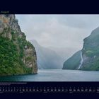 08 August, Kalenderblatt. Fjordlandschaft mit steilen, bewaldeten Felsen und Wasserfall.