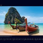 07 Juli oben links. Kalender mit Bild von Holzbooten am Strand, großes Felsmassiv im Hintergrund, türkisblaues Meer.