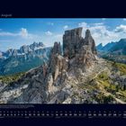 08 August. Kalender mit Foto von imposanten Felsformationen in einer bergigen Landschaft; blauer Himmel.