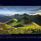 06 Juni. Kalenderansicht einer grünen Berglandschaft unter bewölktem Himmel.