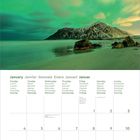 Kalenderübersicht für Januar in mehreren Sprachen. Oben Nordlichter über schneebedeckten Bergen und einem ruhigen Strand.