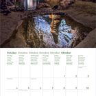 Kalender für Oktober. Wochenbeginn Montag. Feiertage: 3., 10., 24., 31. Bild: farbenfrohe Höhle mit reflektierendem Wasser.