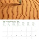 April, Montag, Dienstag, Mittwoch, Kalenderseite mit Wüstenlandschaft; wellige Sandmuster, einzelne Pflanze.