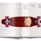 1977 Cut Out Spezifikationen. Ein Skateboard mit rotem Deck, gelbem "Fibre Flex" Logo, und roten Rollen auf einer Doppelseite.
