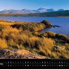 "Lough Fee und die Bergkette der Twelve Bens in Connemara, County Galway." Landschaft mit See, Bergen und gelbem Gras.