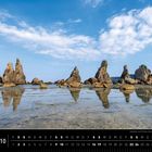 „Japan 10“, Kalender mit großem Himmel und Felsen im Wasser.
