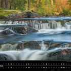 Ein Kalender für Oktober mit einem Fluss im Vordergrund, umgeben von herbstfarbenem Wald und Felsen.