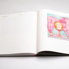 Seite 214-215. Text oben: "Marien Powder, Paris, 2023, Watercolor on paper". Aquarell einer Person mit rosa Haaren.