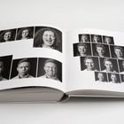 Links "410", rechts "411". Schwarz-weiße Porträts lachender und ernster Gesichter in einem offenen Buch.