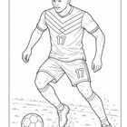 Die Zahl 17 ist auf Trikot und Hose zu sehen. Ein Fußballspieler dribbelt einen Ball auf Gras.