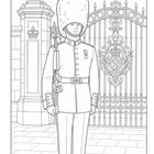 Ein Wachmann in Uniform steht vor einem kunstvollen Tor mit einem Wappen.