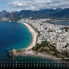 Text: "Copacabana - Rio de Janeiro". Kalenderansicht unten. Küstenlinie mit Strand, Stadt und Bergen im Hintergrund.