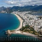 Kalender mit Strandpanorama. "Copacabana - Rio de Janeiro" am unteren Rand, mit Bergen und Gebäuden im Hintergrund.