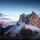 "Seceda - 2.519 m (Italien)", darunter ein Kalender mit Zahlen. Majestätische verschneite Berglandschaft im Abendlicht.