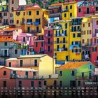 Text: "Cinque Terre, Italien", "10". 

Viele bunte Häuser, eng an einem Hang gebaut.