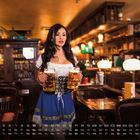 Kalender zeigt Oktober. Frau im Dirndl hält zwei Bierkrüge in traditionellem, gemütlichem Wirtshaus.