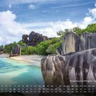 Kalender mit Datum, Anse Source d'Argent - Seychellen. Strand mit großen Felsen, türkisblauem Wasser und Palmen.