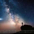 Kalender mit November-Daten. Silhouette einer Person auf einem Felsen unter der leuchtenden Milchstraße.