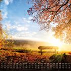 Kalender mit Oktober-Daten unten. Herbstlandschaft mit Bank, bunten Bäumen und Sonnenaufgang.