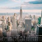 Kalender mit den Zahlen 1 bis 31, Wochentage darunter. "Empire State Building" und "10" unten rechts. Skyline einer Stadt.