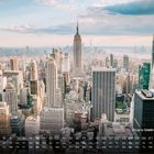 Kalender mit Tagen und Wochen unter einer Skyline, „Empire State Building“ und „10“ am rechten unteren Rand.