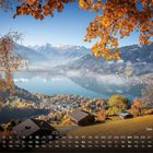 "Zell am See", Monatsübersicht Oktober. Herbstlandschaft mit See, Berge im Hintergrund, orangefarbene Blätter im Vordergrund.